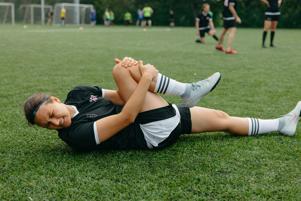 ¿Dolor de rodillas después de entrenar? Descubre cómo aliviarlo y prevenirlo a futuro