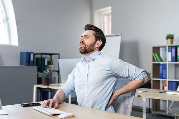 5 hábitos diarios que causan dolor muscular sin que te des cuenta